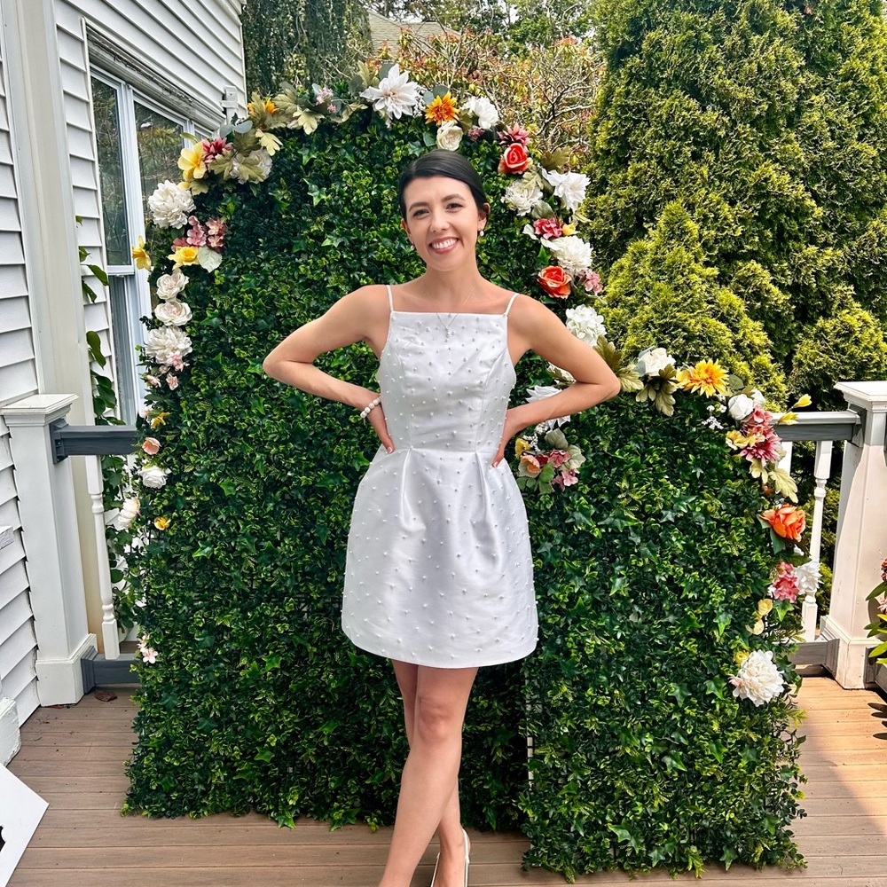 Elegant White Sleeveless Dress